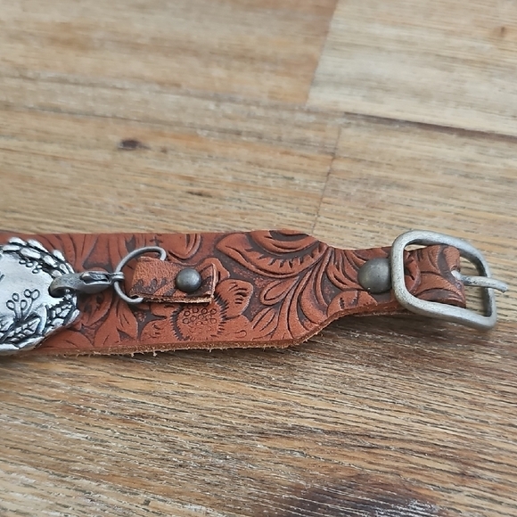 Handcrafted Leather Cuff with a silver-toned embellishment "Choose Joy" - Picture 5 of 7